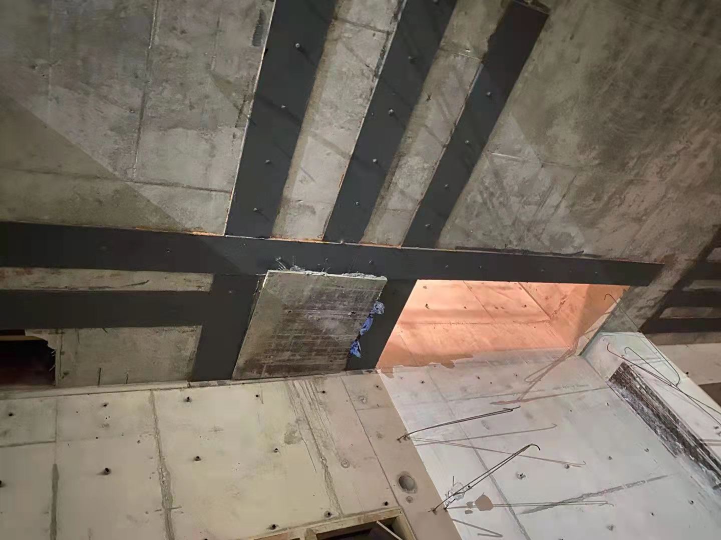 天津楼板开洞用粘钢加固还是碳纤维布加固