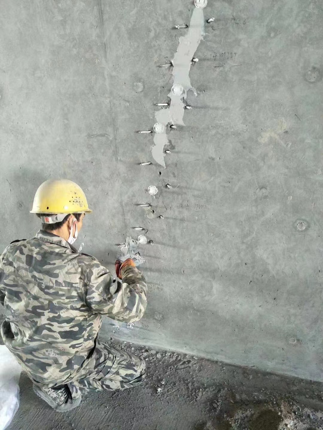 天津混凝土楼板裂缝加固施工的方案